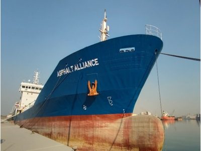 2.Hull forward end starboard side